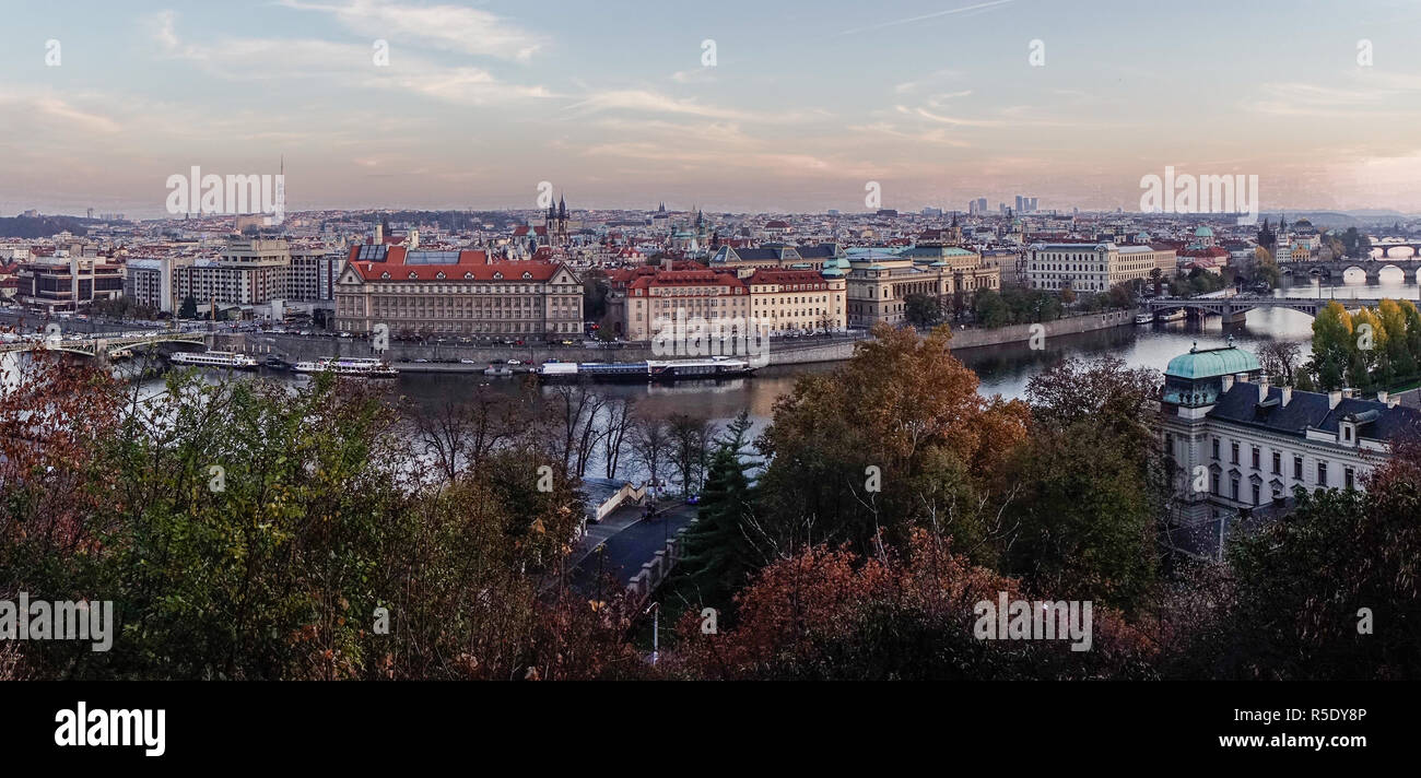 Vue aérienne de Prague, Tchéquie. Prague est la 14e plus grande ville de l'Europe et la capitale historique de la Bohême. Banque D'Images