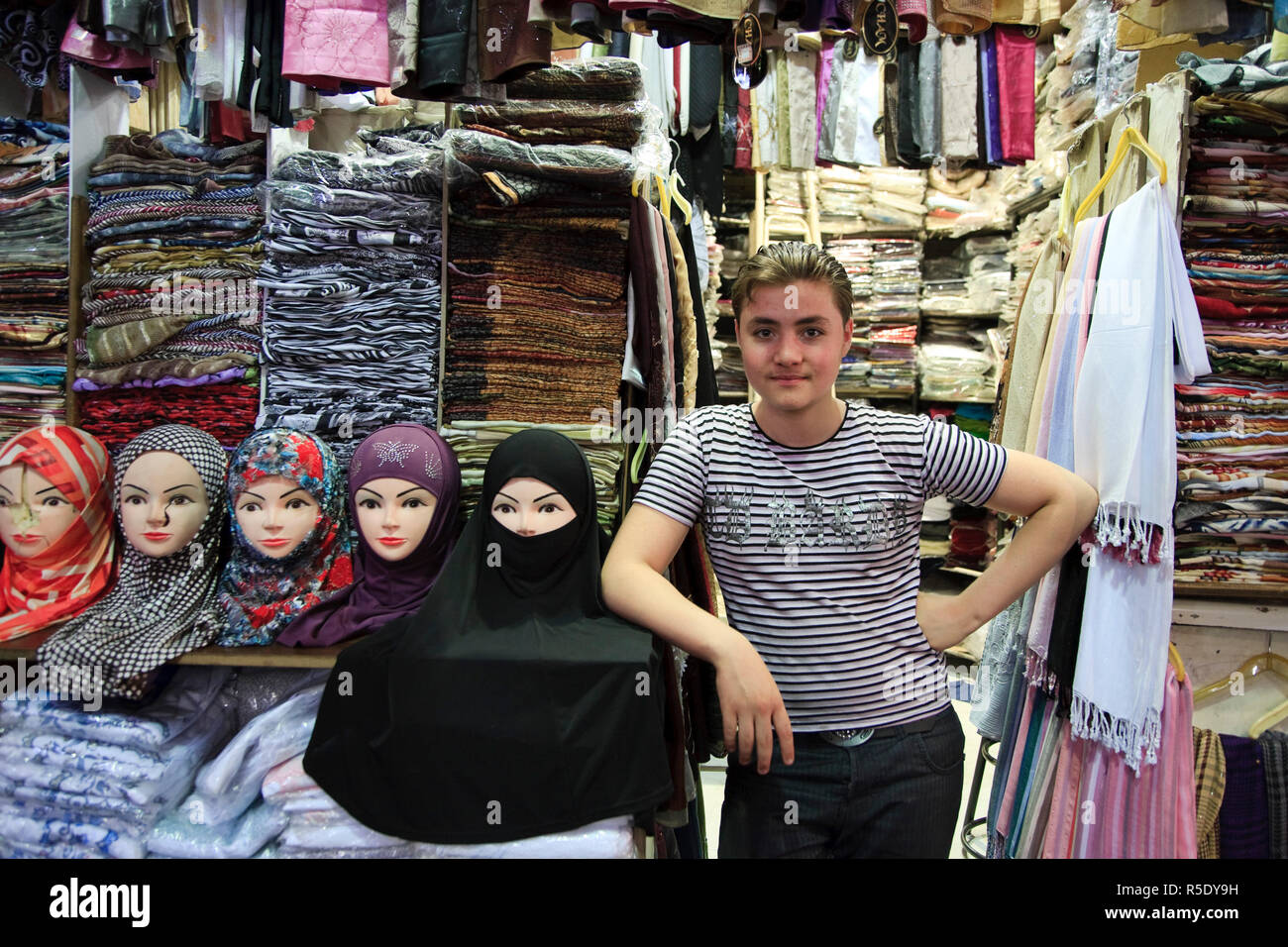 Syrie, Damas, Vieille Ville, le Souk al-Hamidiyya, mannequins avec choix de couvre-chefs musulmans à vendre Banque D'Images