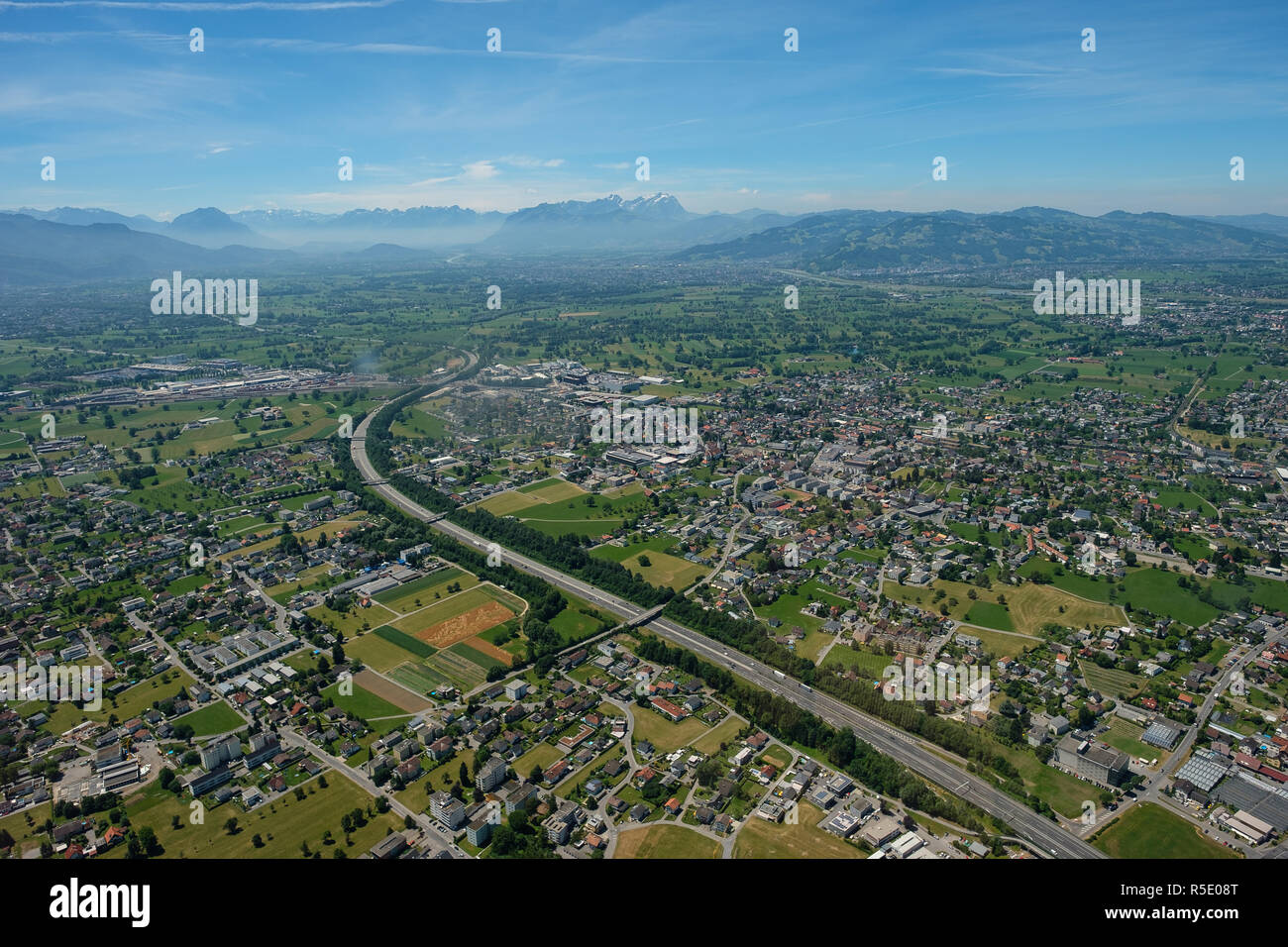 Vue aérienne de Bregenz, Dornbirn et dur et sÃ 2004-2005 montagnes sitr Banque D'Images