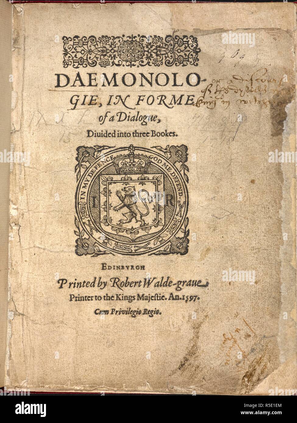 Page de titre portant un blason. Demonologie, en forme d'un dialogue,  divisé en trois Bookes. Mme. notes. Edinburgh : R. Walde-grave, 1597.  Source : C.27.h.1 page de titre. Auteur : James I,