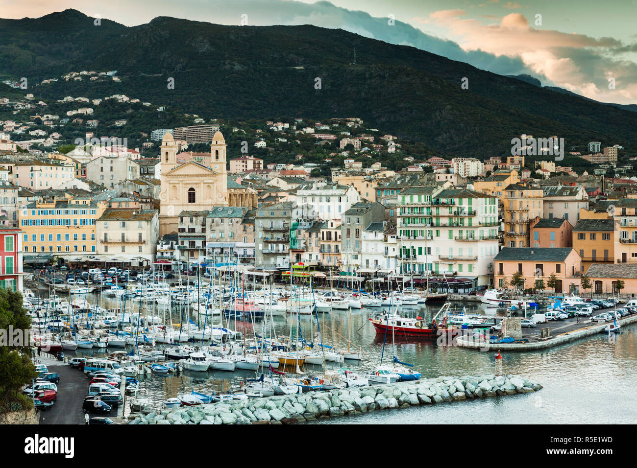 France, Corse, Haute-Corse Ministère, Le Cap Corse, Bastia, élevée sur le Vieux Port, crépuscule Banque D'Images