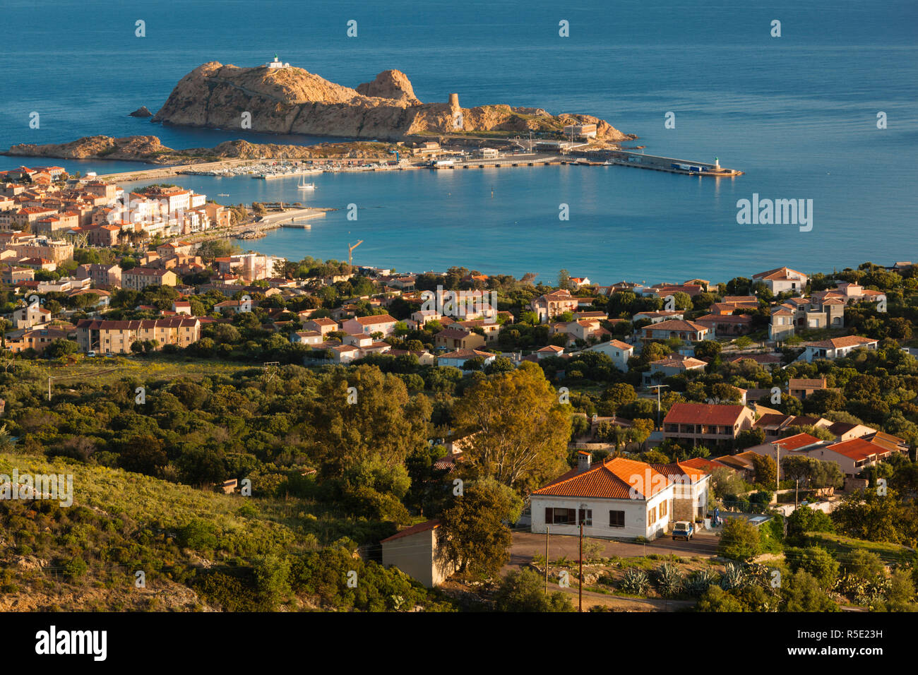 France, Corse, Haute-Corse Ministère, La Balagne, Ile Rousse, vue sur la ville avec l'Ile de la Pietra, Dawn Banque D'Images