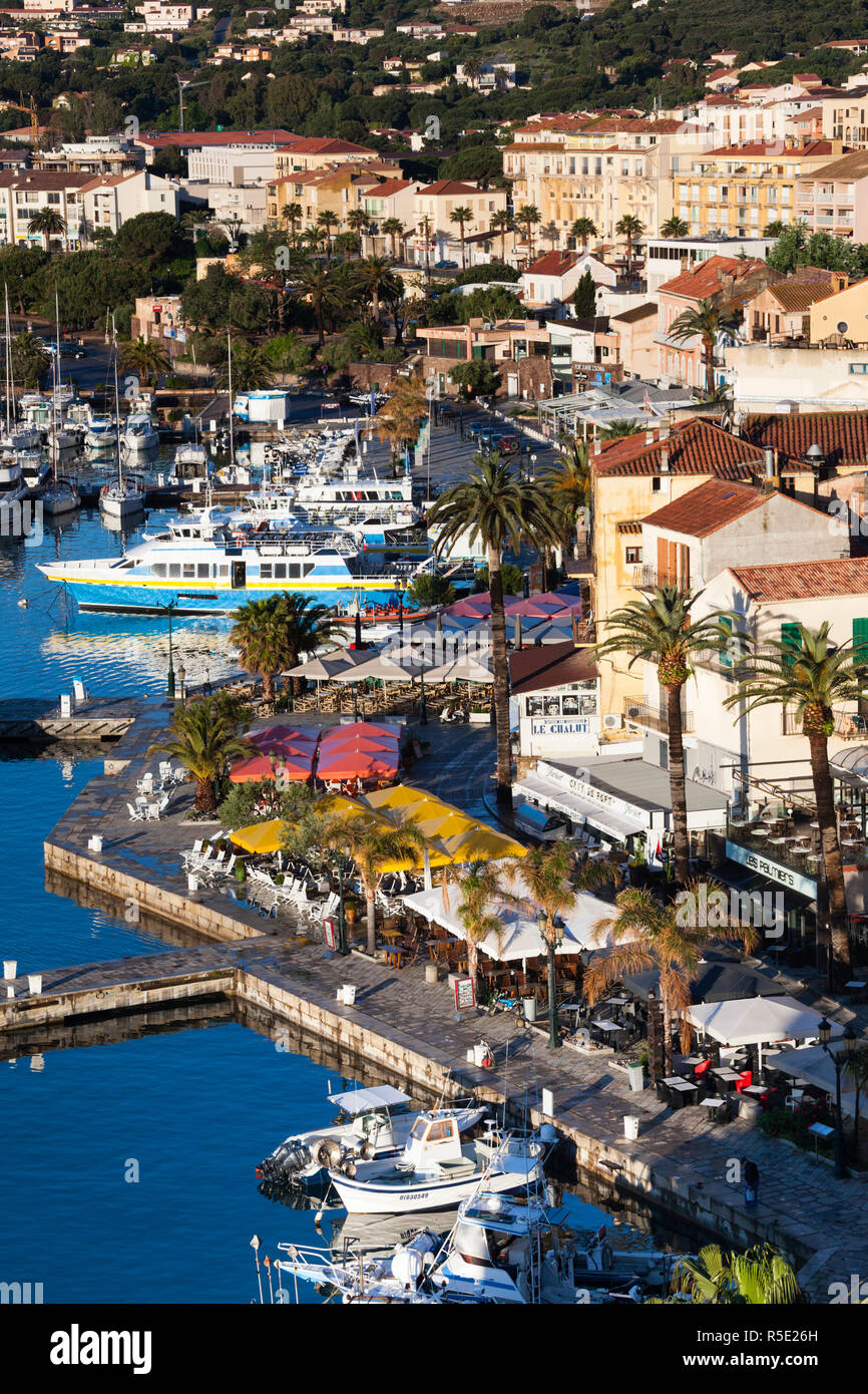 France, Corse, Haute-Corse Ministère, La Balagne, Calvi, augmentation de la vue sur le port de plaisance port, matin Banque D'Images