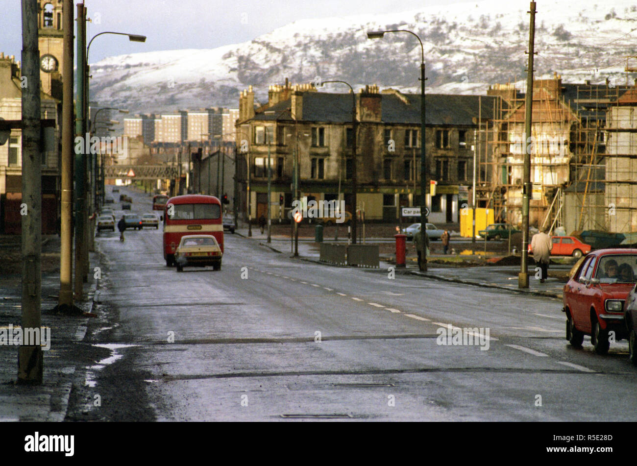 À la Glasgow Road dans le bas, la position de Clydebank. Dalmuir À la cour, la route change à Dumbarton Road. L'horloge de la mairie est tout juste visible à l'angle supérieur gauche de la photographie. 1980 Banque D'Images