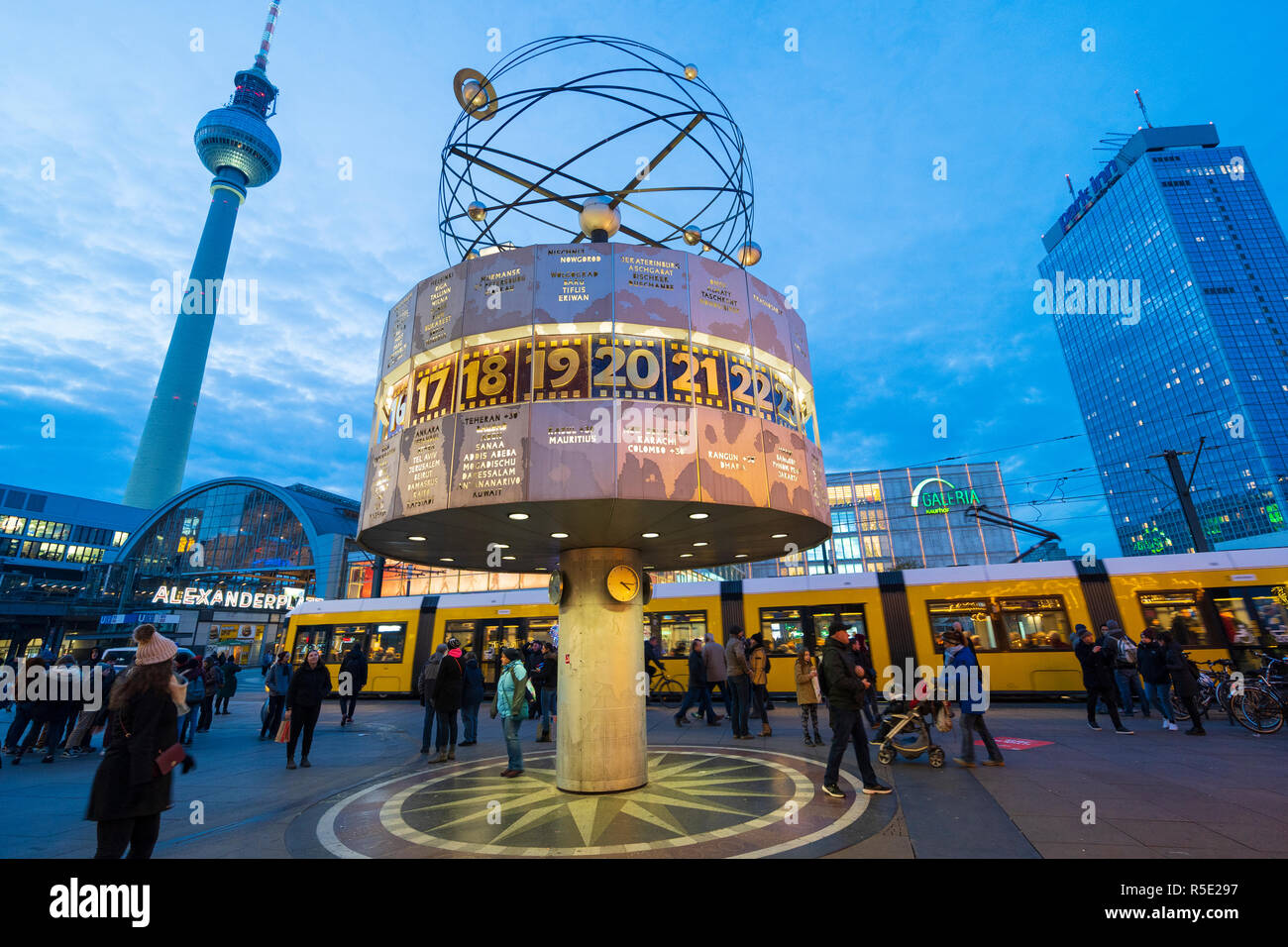 Voir la soirée de l'Horloge universelle et la tour de télévision, ou Fernsehturm, à l'Alexanderplatz , Mitte, à Berlin , Allemagne Banque D'Images