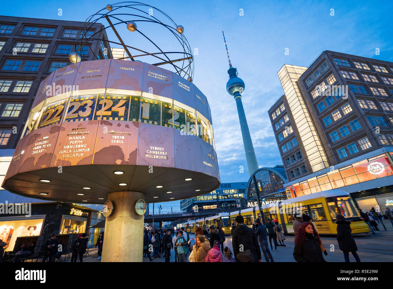 Voir la soirée de l'Horloge universelle et la tour de télévision, ou Fernsehturm, à l'Alexanderplatz , Mitte, à Berlin , Allemagne Banque D'Images