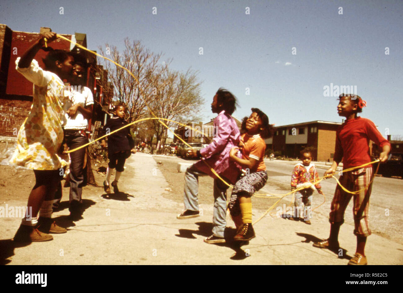 Les enfants noirs jouent devant la maison de l'Ida B. Wells, l'un des plus anciens de Chicago d'habitation. Il y a 1 652 personnes dans 5 920 logements Appartements 124 bâtiments sur le côté sud, 05/1973 Banque D'Images