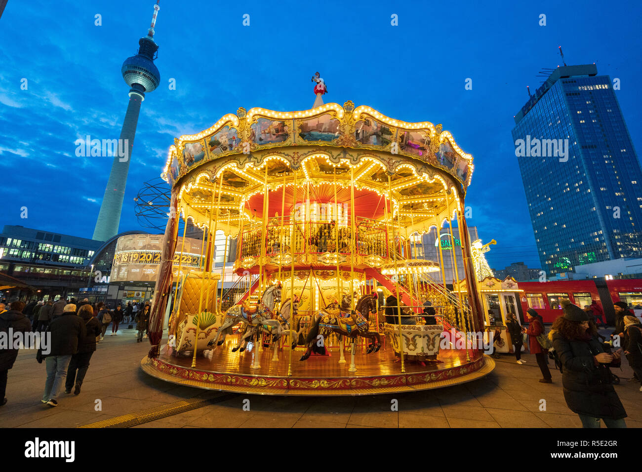 Marché de Noel à Alexanderplatz dans Mitte, Berlin, Allemagne. Sur la photo en hauteur double carousel Banque D'Images