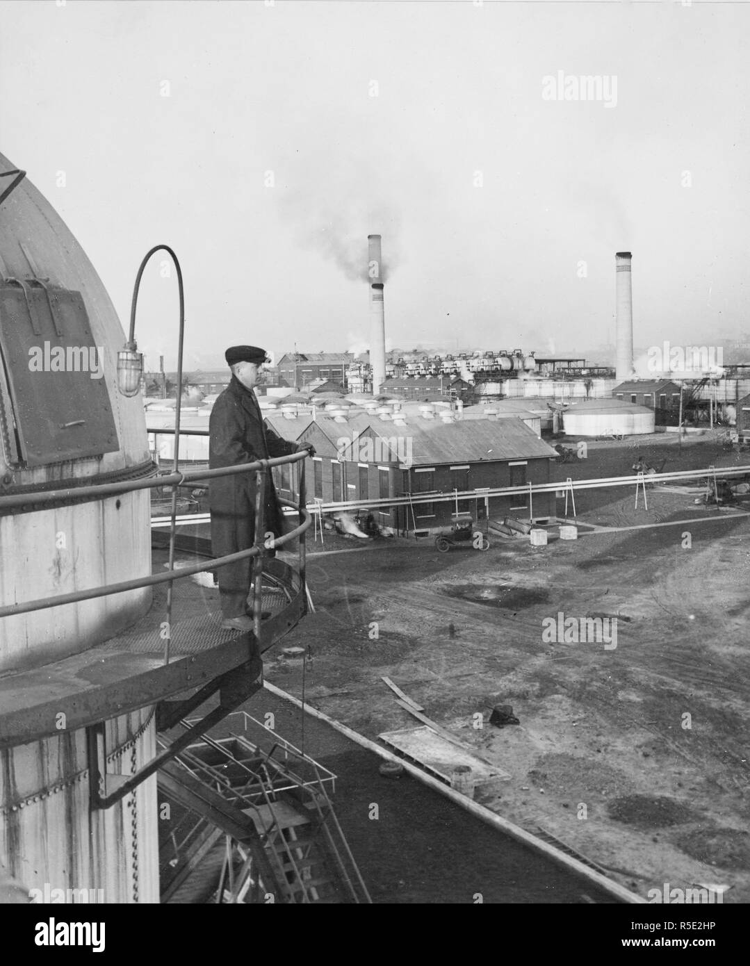 Stills (à droite) et la condensation dans l'usine de la société pétrolière  Cosden raffinerie à West Tulsa, où une grande partie de l'essence utilisée  par les camions et les avions à moteur