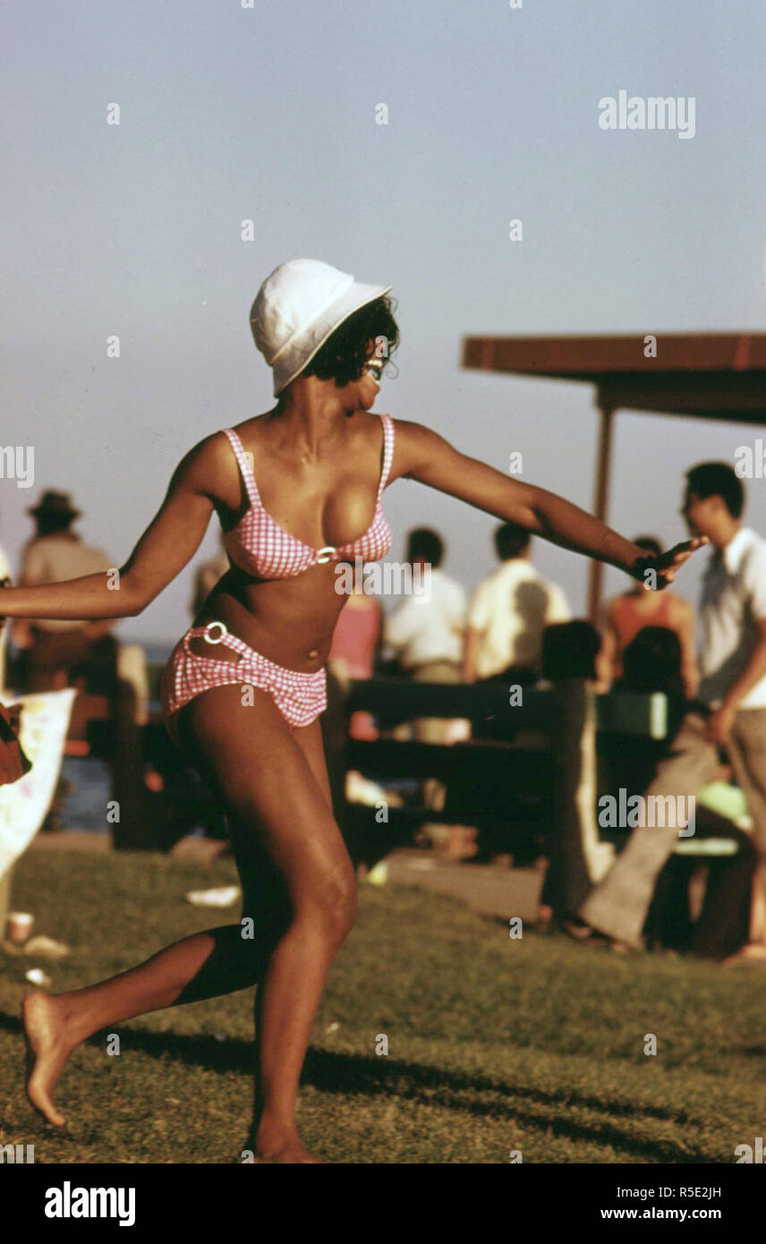 Vêtu d'un maillot de bain femme noir jouit d'été sa sortie à Chicago's 12th Street Beach sur le lac Michigan, 08/1973 Banque D'Images