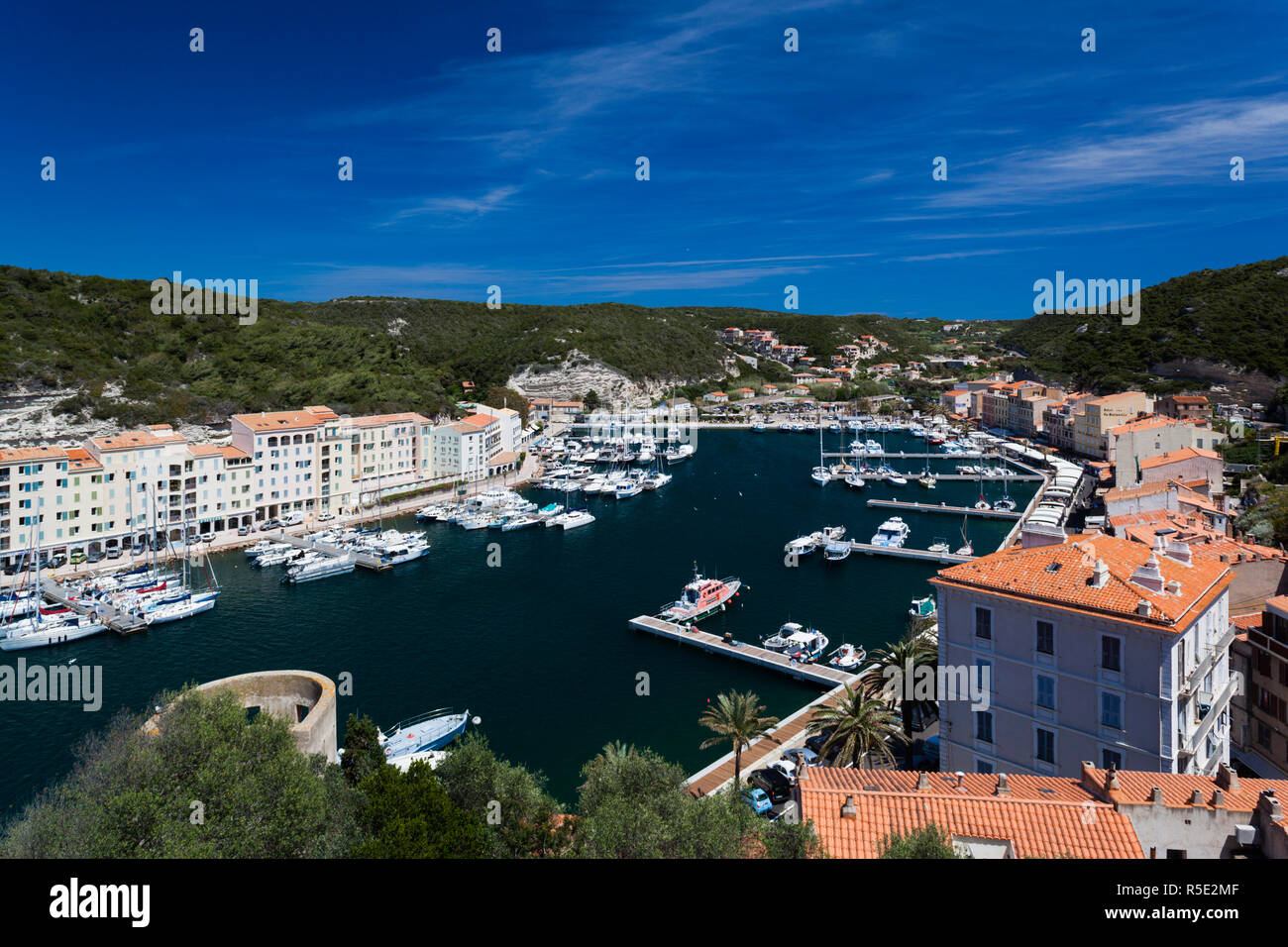 France, Corse, Corse-du-Sud et la région Corse, Côte Sud, Bonifacio, augmentation de la vue sur le port Banque D'Images