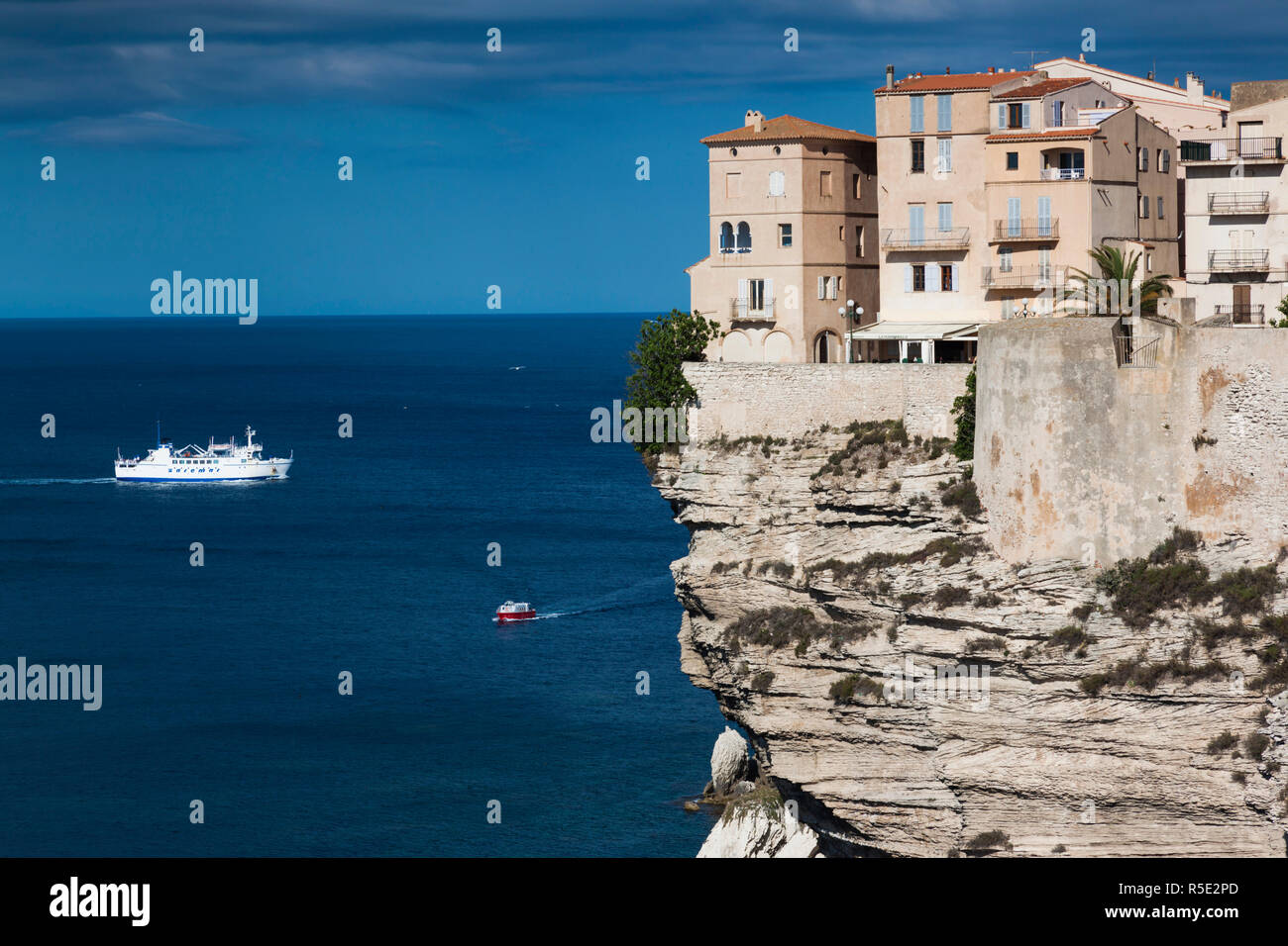 France, Corse, Corse-du-Sud et la région Corse, Côte Sud, Bonifacio, maisons falaise Banque D'Images