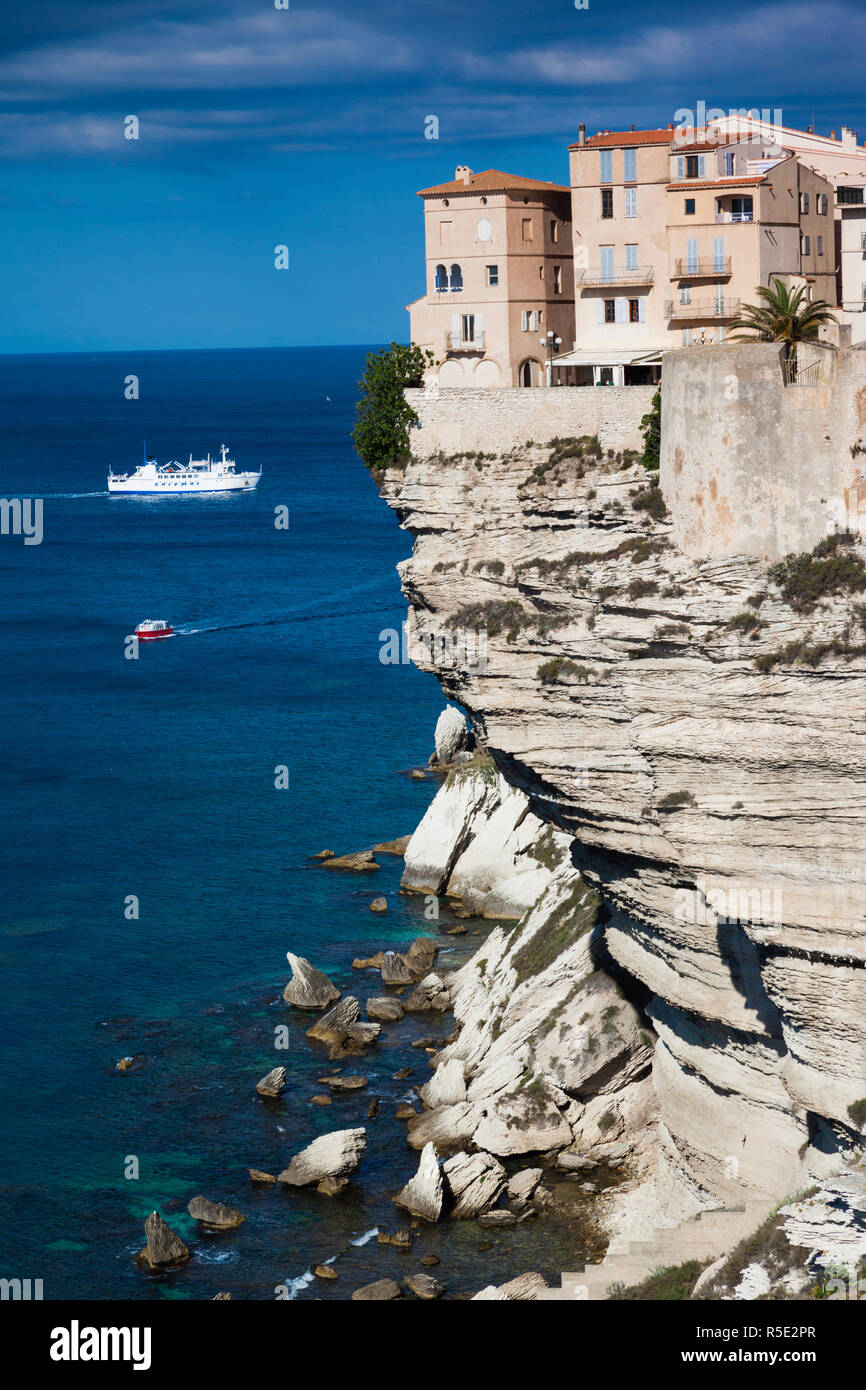 France, Corse, Corse-du-Sud et la région Corse, Côte Sud, Bonifacio, maisons falaise Banque D'Images