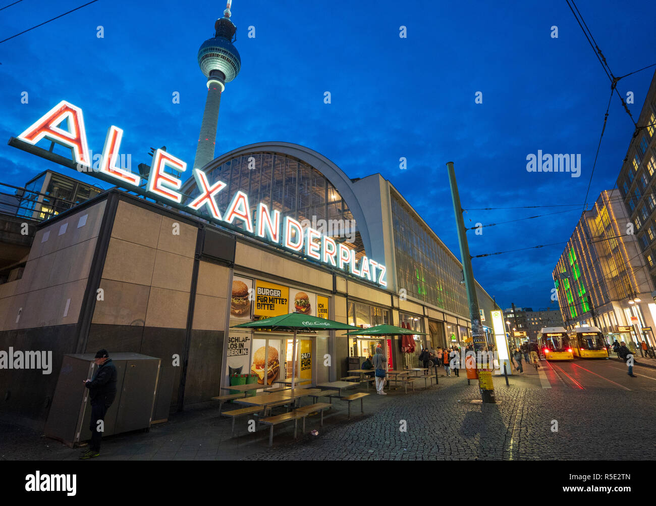 Vue de la gare Alexanderplatz et tour de télévision ou Fersehturm Inn Mitte à Berlin, Allemagne Banque D'Images