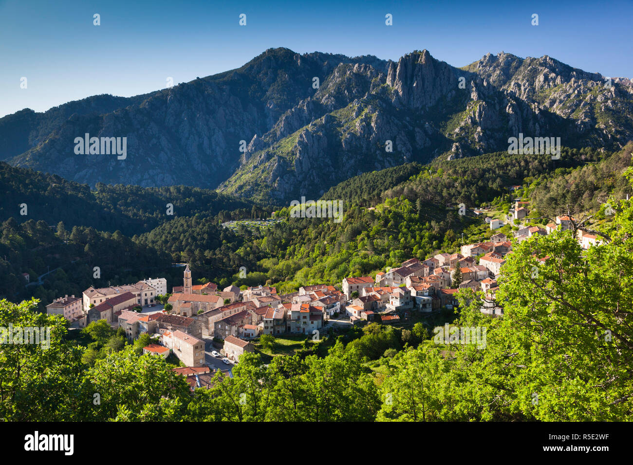 France, Corse, Haute-Corse département, région des montagnes centrales, Ghisoni, augmentation de la vue sur la ville Banque D'Images