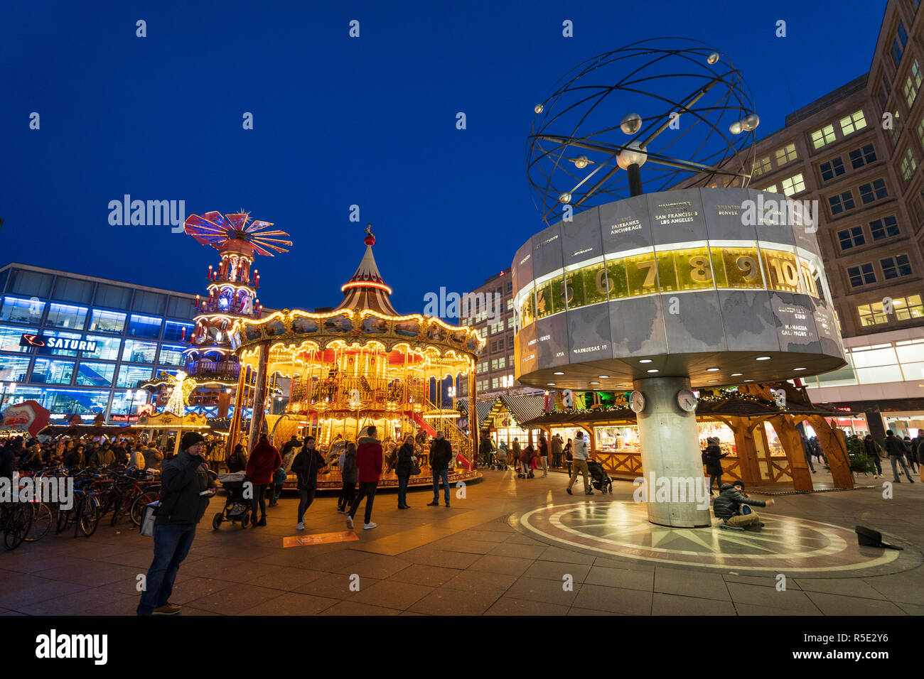 Marché de Noel à Alexanderplatz dans Mitte, Berlin, Allemagne. Horloge mondiale et la photo en hauteur double carousel Banque D'Images