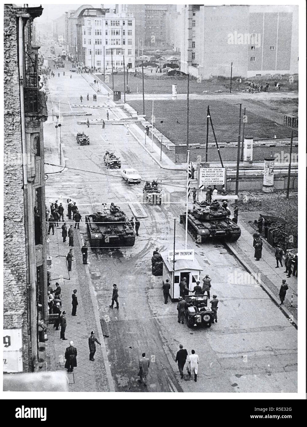 Berlin, octobre 1961. - Début Août 23, lorsque la police allemande est fermé toute mais sept des points de passage entre les deux parties de cette ville et l'accès limité pour le personnel des forces alliées à Friedrich Strasse, les communistes ont tenté de limiter l'entrée des Américains dans le secteur soviétique. Cette campagne a atteint son apogée à la fin du mois d'octobre, lorsque la "Police populaire" a insisté pour que l'identification des personnes entrant dans Berlin-Est dans les voitures américaines. Les Américains, sur instructions de leur gouvernement, a refusé de s'identifier. Comme une manifestation du droit d'accès à l'est être Banque D'Images