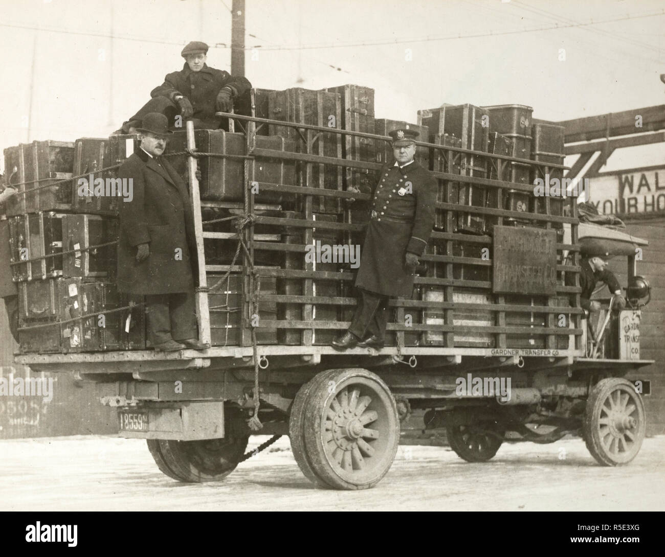 La photo montre la police à Hoboken, New Jersey, gardant un chariot sur lequel est placé le bagages personnels du comte von Bernstorff, avant qu'il a été transféré à la S.S. Frederick VIII. 1918 Banque D'Images