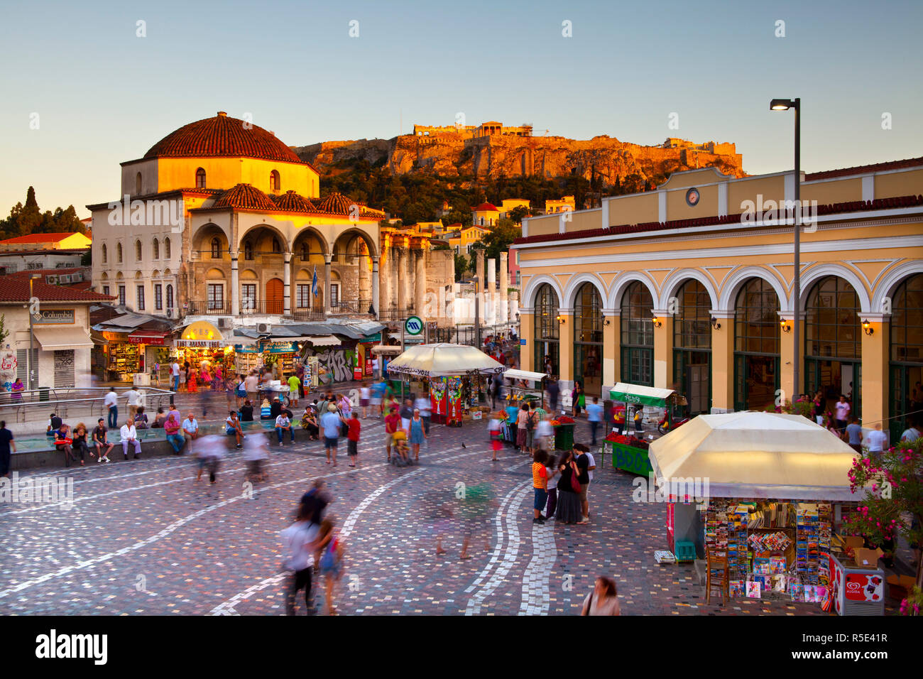 La place Monastiraki Monastiraki, l'Acropole et, Athènes, Grèce Banque D'Images