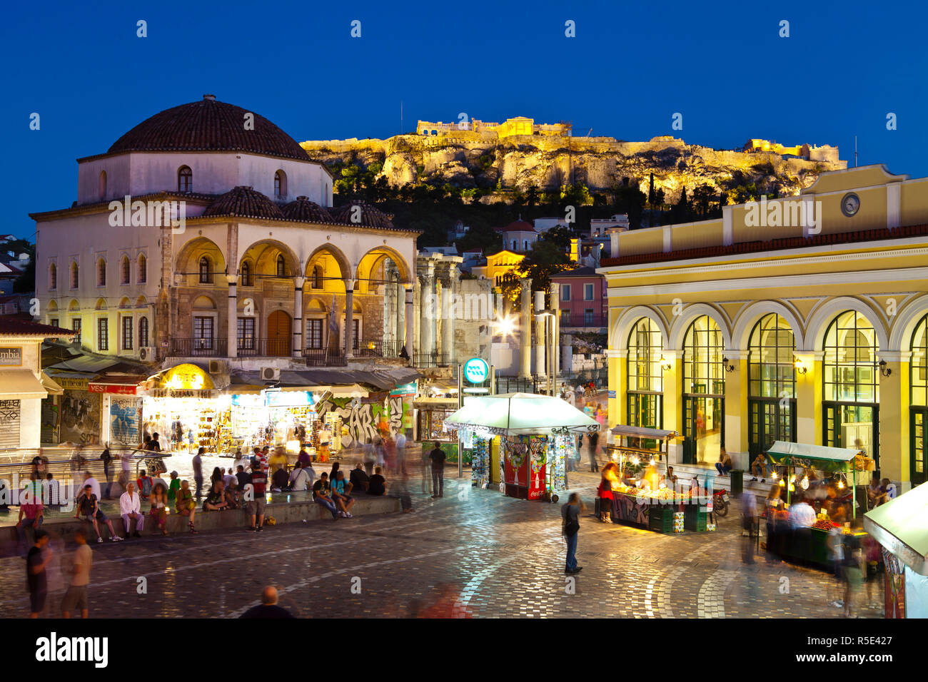 La place Monastiraki Monastiraki, l'Acropole et, Athènes, Grèce Banque D'Images