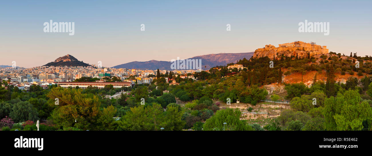 Vue élevée vers l'Acropole et la colline, Quartier Thisso Lykavittos, Athènes, Grèce Banque D'Images