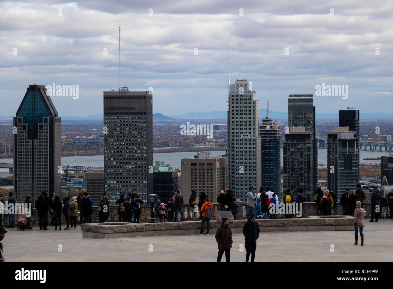 Montréal, Québec / Canada - le 21 octobre 2018. Le Mont Royal Belvedere plein de gens. Banque D'Images