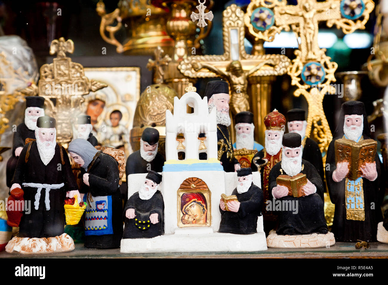 Prêtre grec orthodoxe de modèles et d'autres icônes orthodoxes en vitrine, Athènes, Grèce Banque D'Images