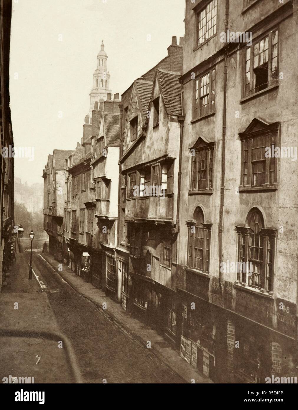 Maisons anciennes de Wych street. . Cent vingt plaques avec texte, et quinze plaques non publiées. Society pour la photographie des reliques du vieux Londres. Londres, 1875. Image prise de : cent vingt plaques avec texte, et quinze plaques non publiées. Source : Tab.700.b.3, la plaque 7. Banque D'Images