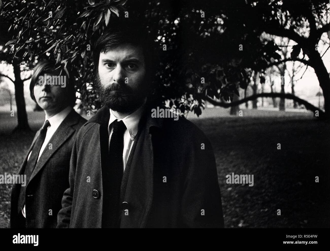John Fortune & John Wells 1971. John Fortune et John Wells 1971 Photographie par Fay Godwin. . Source : FG689-4-29a. Banque D'Images