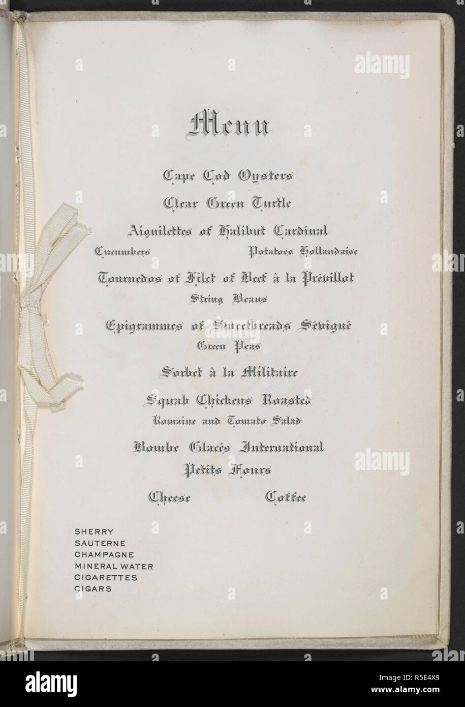 Menu pour un banquet à l'Honorable Artillery Company de Londres par l'ancienne et honorable compagnie d'artillerie du Massachusetts (5 octobre 1903). Le Symphony Hall, Boston. . [Une collection de cartes de menu de dîners et rapports de célébrations dans les Etats-Unis d'Amérique dans les années 1890-1904, formé par Mlle F. E. Buttolph. Lié dans trois volumes.]. [1890-1904.]. Voir aussi le fichier : N10002-49. Source : C.120.f.2. Volume 3 n°22. Langue : Anglais. Banque D'Images