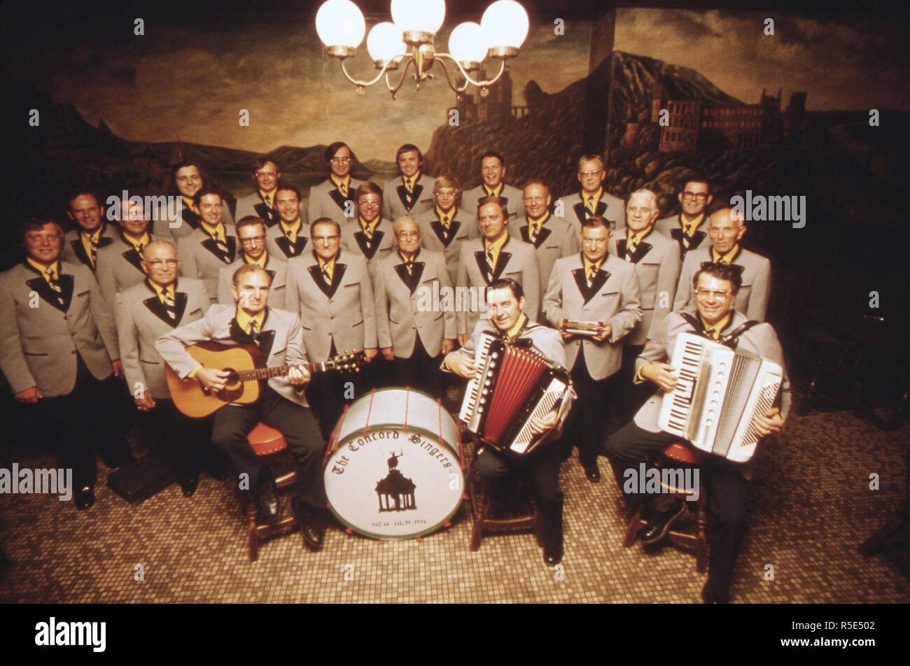 Photo de groupe de la Concord Singers, membres de la communauté de New Ulm, Minnesota, qui se spécialisent dans des chansons allemandes ca. 1975 Banque D'Images