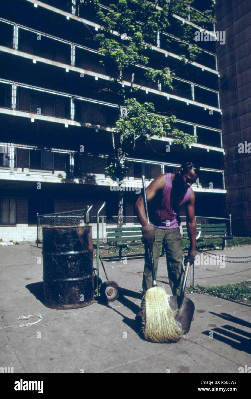 Trottoir Trash est balayé d'en face d'une des tours d'un faible revenu Robert Taylor Projets appartement habité par les Noirs sur le côté sud de Chicago, 06/1973 Banque D'Images
