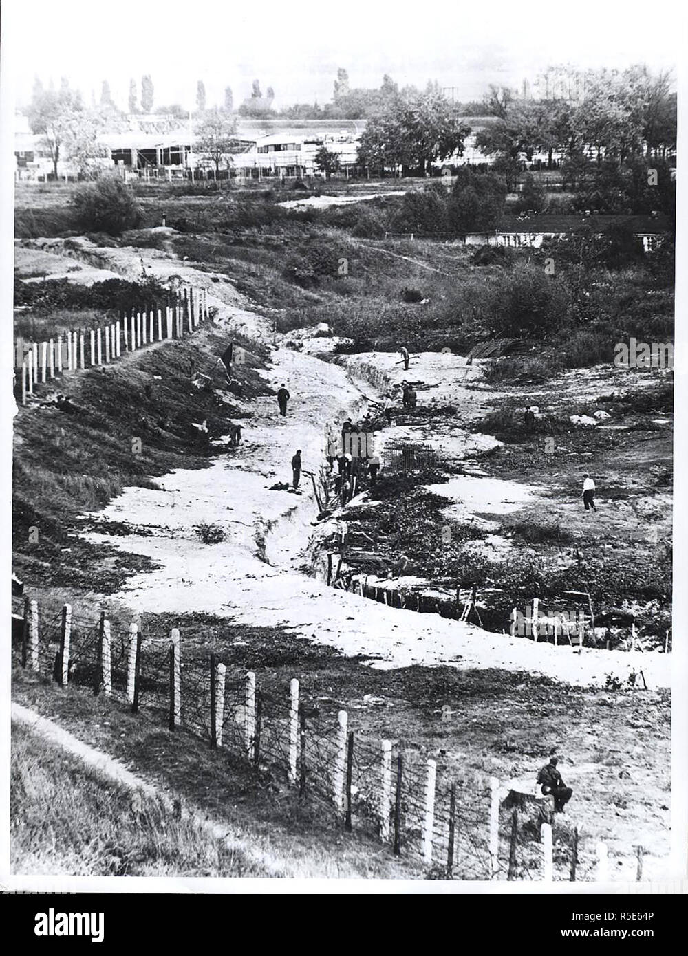 Berlin, août 1961 - Dans une dernière tentative d'empêcher un afflux de réfugiés fuyant l'Allemagne de l'Est à travers l'ouest de Berlin, le gouvernement communiste de la zone soviétique déplacé le 13 août à bloquer l'Est de Berlin avec des troupes, les barrages routiers et les barbelés Banque D'Images