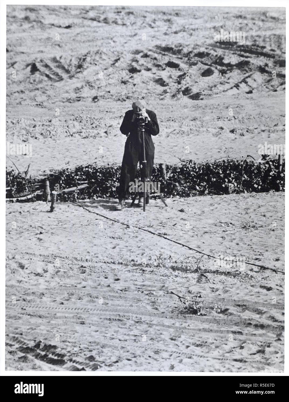 La guerre photographique - La nouvelle "arme" du régime communiste dans l'Est de Berlin est l'appareil photo. Après des semaines de laisser tomber ses photographies prises depuis le secteur ouest, les communistes au début d'octobre ont commencé à tirer des photos eux-mêmes à travers la ligne. Toujours en vue, les photographes vu essayer d'intimider les Berlinois de l'Ouest en laissant entendre que les photos seront mis sur fichier pour être utilisées plus tard pour l'identification. La sinistre photographier a eu aucun effet apparent sur West berlinois, cependant, qui continuent à recueillir par la clôture de vague à vos amis ou de huer la 'police populaire' guards Banque D'Images