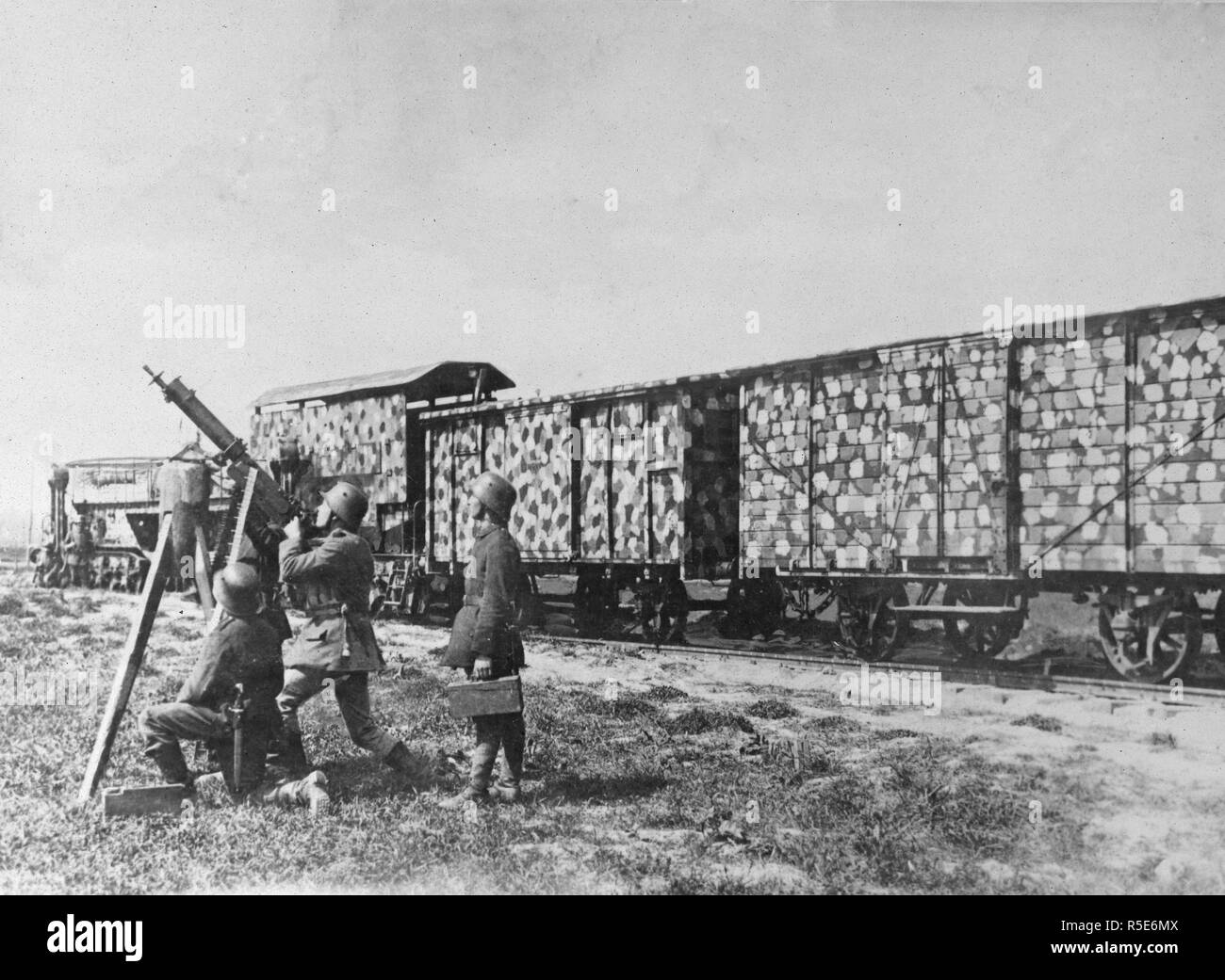 Camouflé allemand et anti-train-craft air gun. Train d'artillerie allemand camouflé pour la protection contre les bombes de Français Anglais et Américains, des avions anti-allemande des artilleurs d'artisanat sont indiqués en action ca. 1918 Banque D'Images