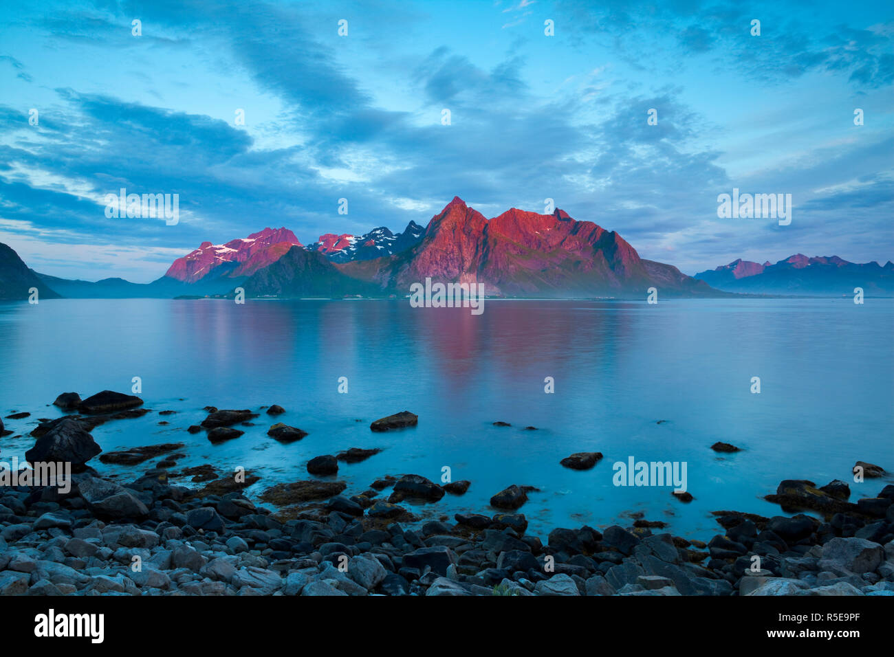 Flakstad Mountain Range éclairé par le soleil de minuit, îles Lofoten, Norvège Banque D'Images