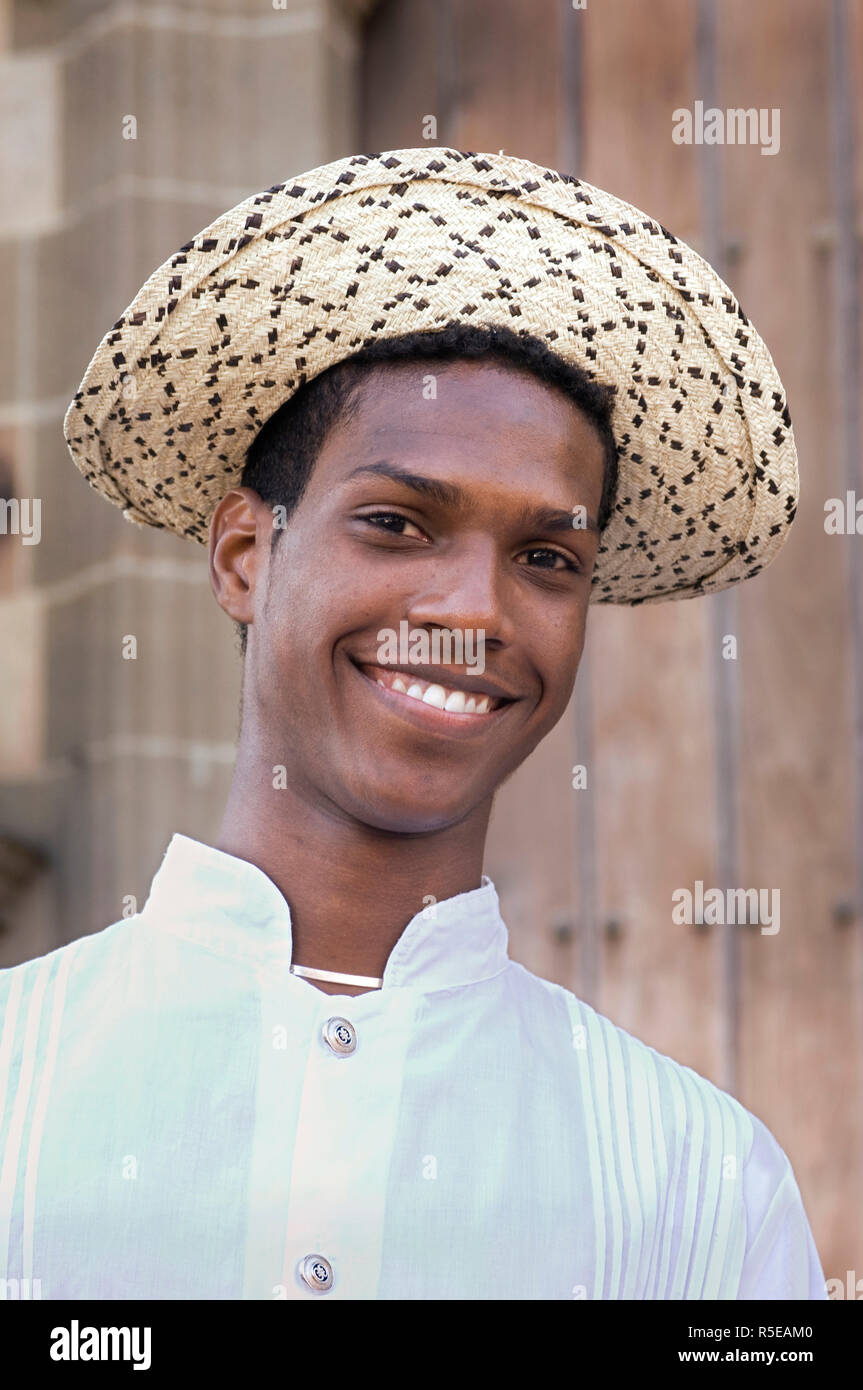 Panama, Panama City, Casco Viejo, Quartier Montuno de paille chapeau et chemise brodée, Costume National du Panama Banque D'Images