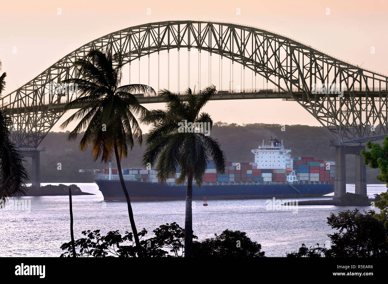 Panama, Panama Canal, Pont des Amériques, l'entrée du Pacifique, d'un cargo Banque D'Images