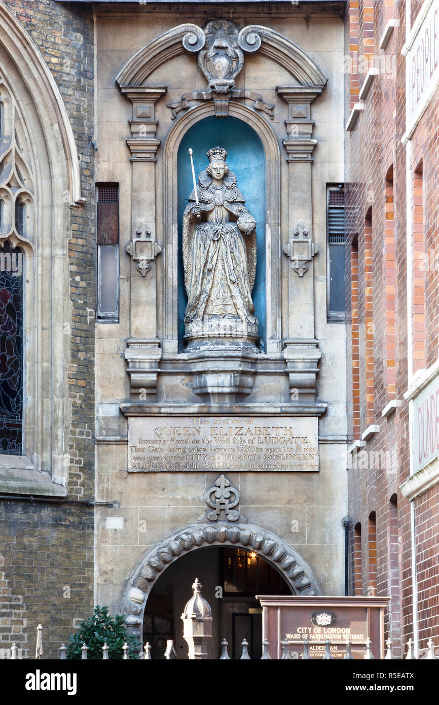 La statue de la reine Elizabeth 1ère est au-dessus de la porte de l'église de St-Dunstans-In-The-West de Fleet Street, Londres, Angleterre Banque D'Images