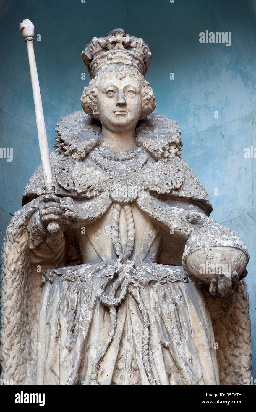La statue de la reine Elizabeth 1ère est au-dessus de la porte de l'église de St-Dunstans-In-The-West de Fleet Street, Londres, Angleterre Banque D'Images