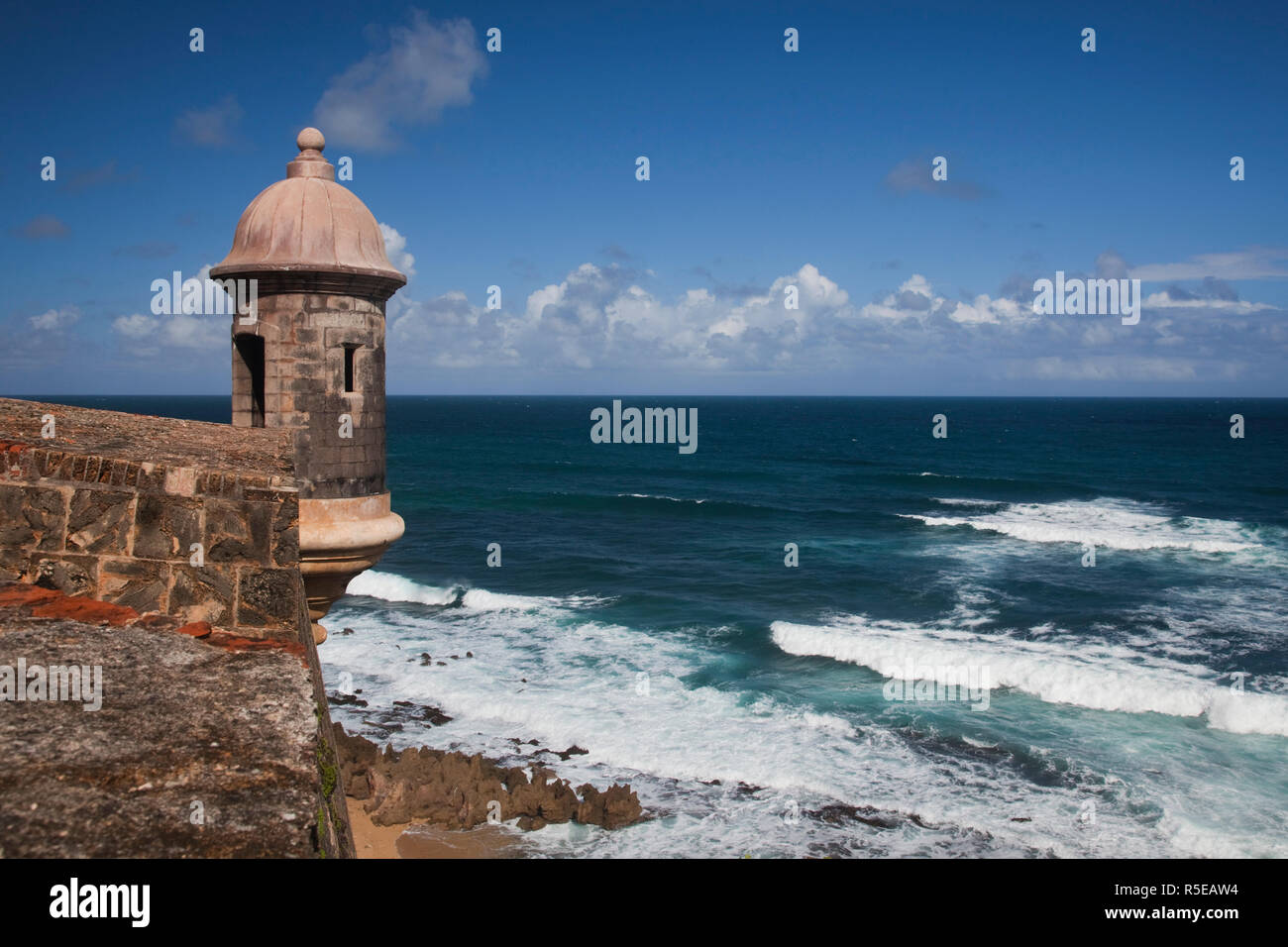Puerto Rico, San Juan, San Juan, Fort San Cristobal, Lieu Historique National, tour de garde et Océan surf Banque D'Images