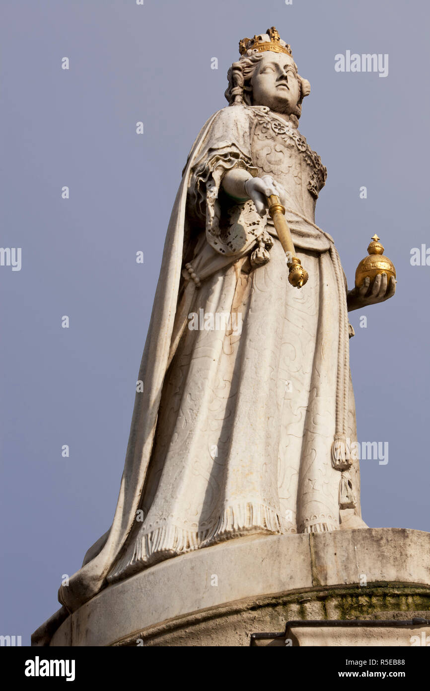 Statue de la reine Anne d'une réplique par RC et la courroie Malempre 1884-6 après Francis Bird's original (1709-12) à l'extérieur de la Cathédrale St Paul,London UK Banque D'Images