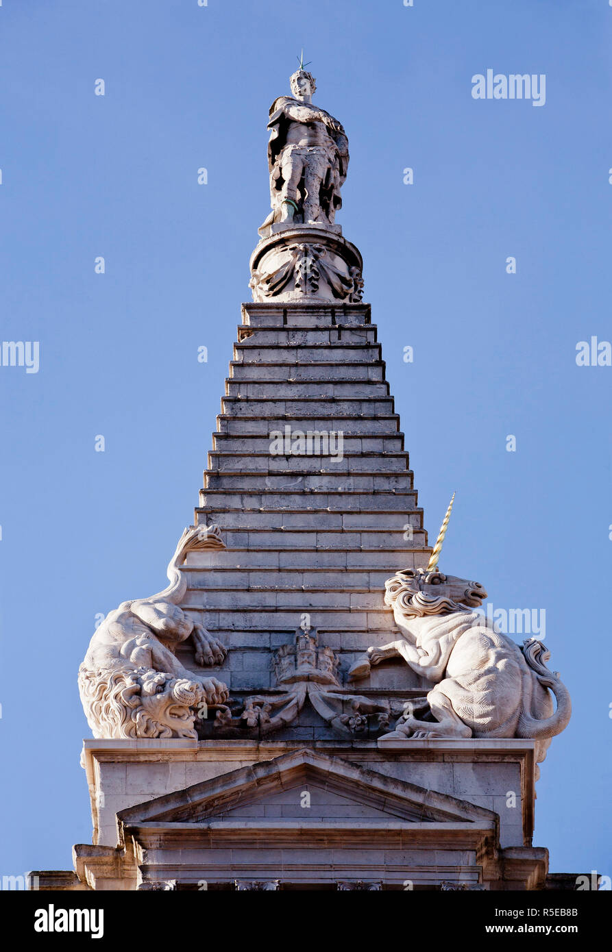 La seule Londres statue du roi George 1er tops le clocher de St George's Church à Bloomsbury Way. Sa tête a résisté, un paratonnerre. Banque D'Images