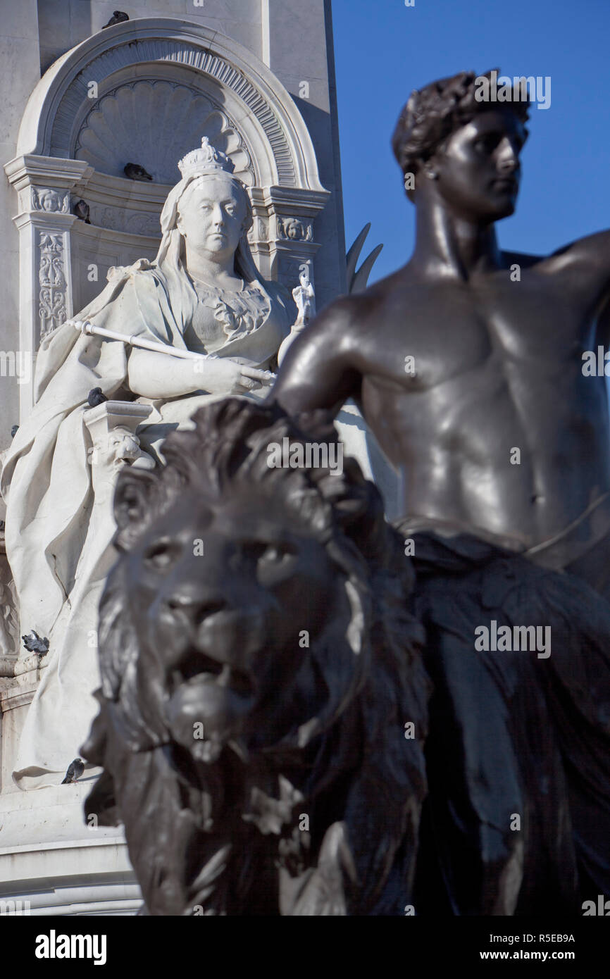 Victoria Memorial. L'immense statue en marbre de la reine Victoria, par Thomas Brock, est situé devant le palais de Buckingham dans le Mall, Londres, Royaume-Uni. Banque D'Images