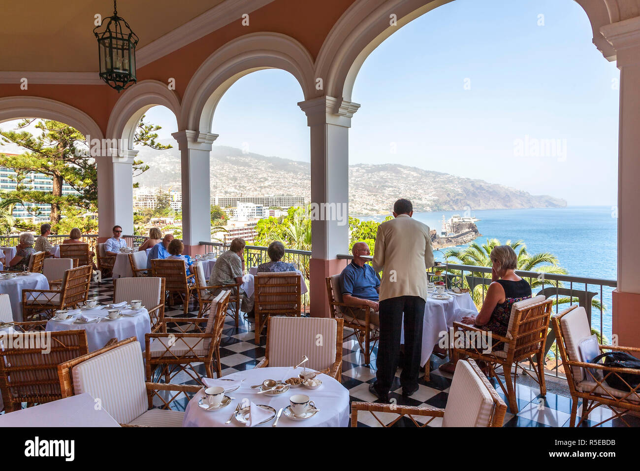 Le Thé sur la terrasse, le Reids Palace Hotel, Funchal, Madeira, Portugal - Winston Churchill à rester ici. Banque D'Images