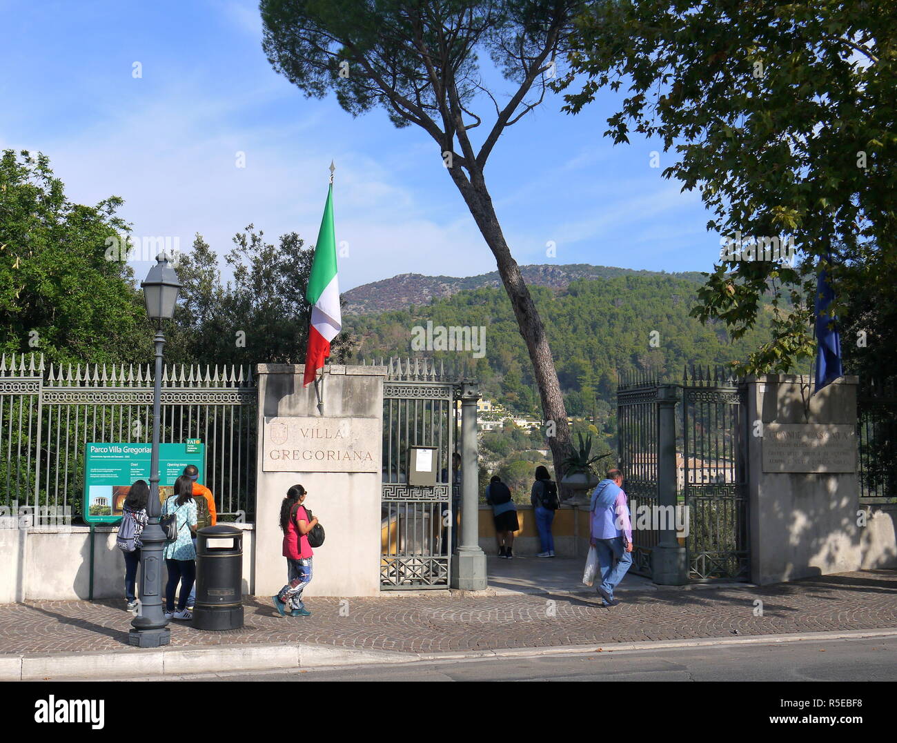 TIVOLI, ITALIE - 29 septembre 2017 : les touristes à l'entrée de la Villa Gregoriana, un magnifique parc avec la célèbre Grande Cascade et la grotte de Banque D'Images