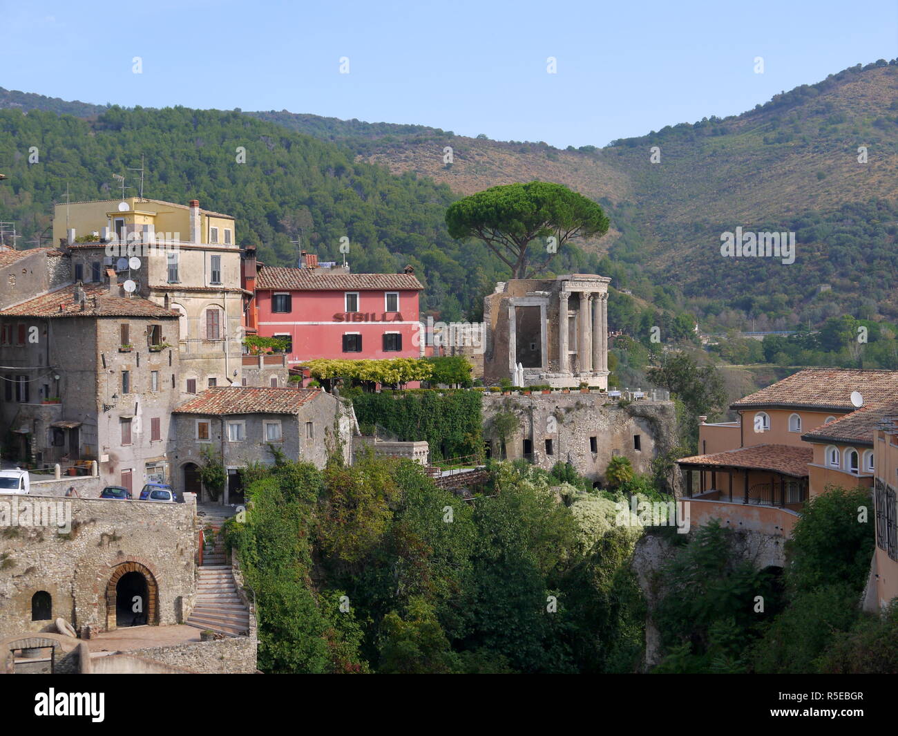 TIVOLI, ITALIE - 29 septembre 2017 : beau parc de la Villa Gregoriana et de charmants édifices médiévaux dans Tivoli, une excursion à partir de Rome Banque D'Images