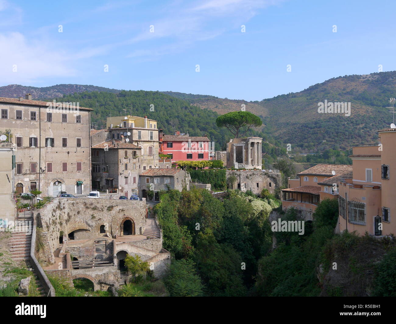 TIVOLI, ITALIE - 29 septembre 2017 : beau parc de la Villa Gregoriana et de charmants édifices médiévaux dans Tivoli, une excursion à partir de Rome Banque D'Images