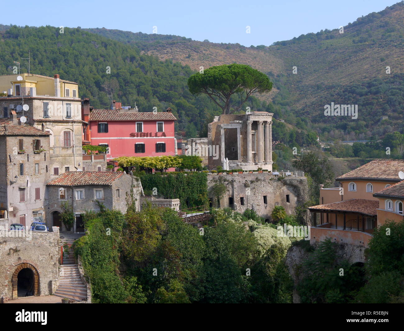 TIVOLI, ITALIE - 29 septembre 2017 : beau parc de la Villa Gregoriana et de charmants édifices médiévaux dans Tivoli, une excursion à partir de Rome Banque D'Images TIVOLI, ITALIE - 29 septembre 2017 : beau parc de la Villa Gregoriana et de charmants édifices médiévaux dans Tivoli, une excursion à partir de Rome Banque D'Images