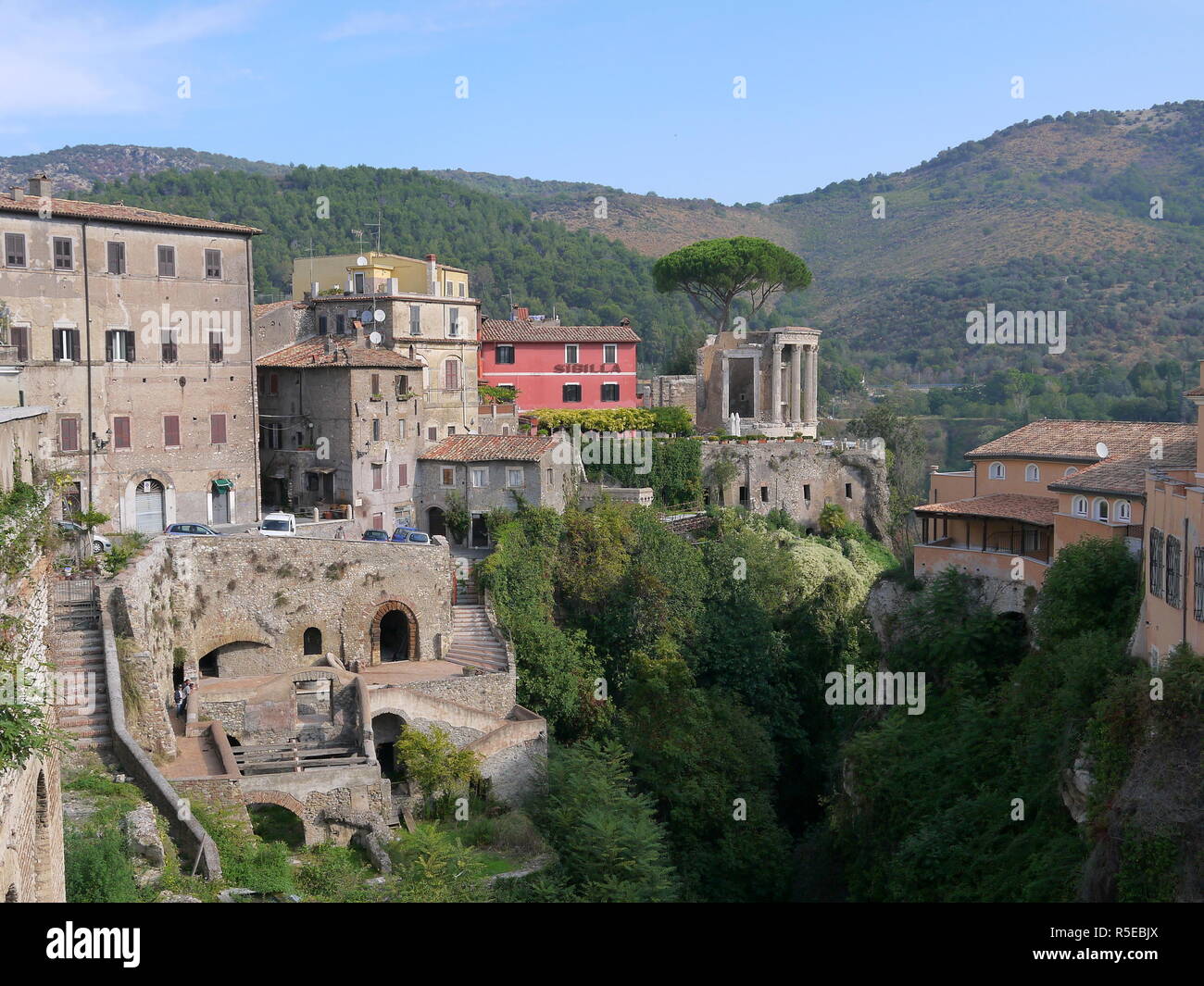 TIVOLI, ITALIE - 29 septembre 2017 : beau parc de la Villa Gregoriana et de charmants édifices médiévaux dans Tivoli, une excursion à partir de Rome Banque D'Images